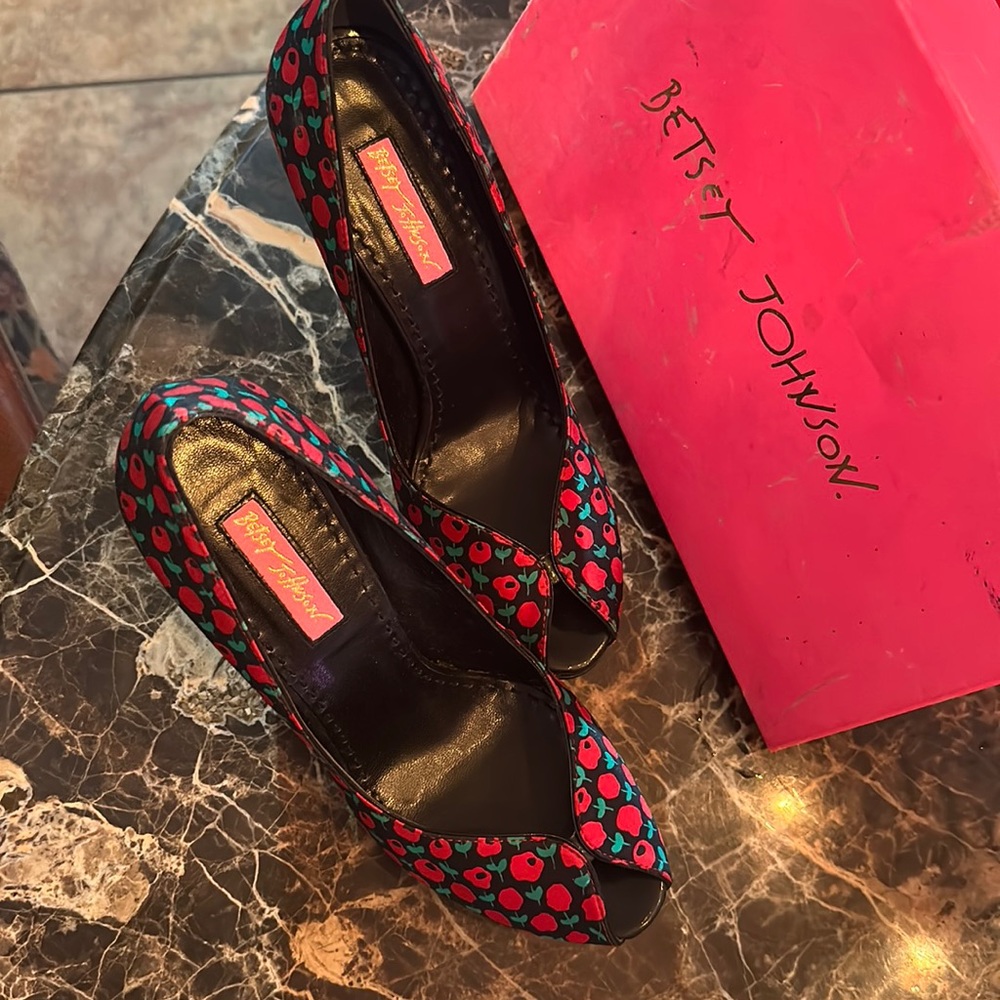 Betsy Johnson black and rose print pumps